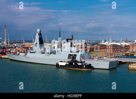 Blick über Portsmouth Hafen einen großen Marine- und zivilen Hafen in Hampshire, England UK Stockfoto