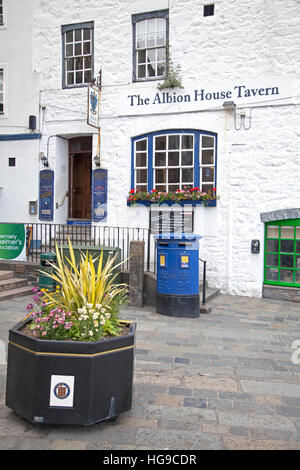 Albion House Tavern am Kirchplatz in St Peter Port Stockfoto