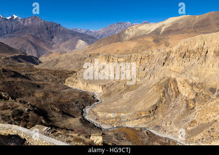 Blick auf die Berge aus dem Kloster in dem Dorf Dzharkot, untere Mustang, Nepal Stockfoto