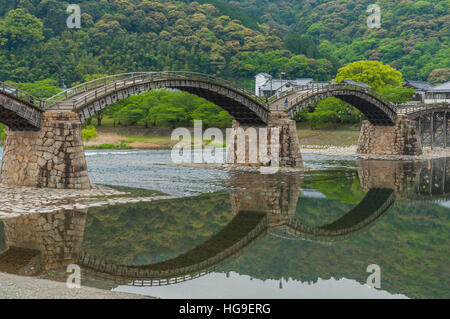 Kintai, Bögen Brücke überqueren Nishiki Fluss, Iwakuni, Japan Stockfoto