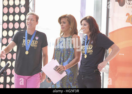 Hope Solo und Abby Wambach von der USWNT erscheinen auf The Today Show für ein Interview mit Matt Lauer. Stockfoto