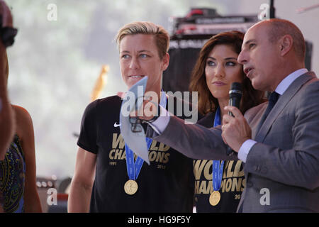 Hope Solo und Abby Wambach von der USWNT erscheinen auf The Today Show für ein Interview mit Matt Lauer. Stockfoto