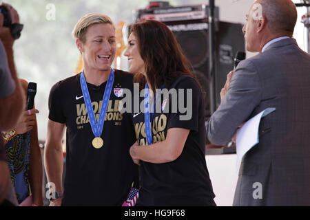 Hope Solo und Abby Wambach von der USWNT erscheinen auf The Today Show für ein Interview mit Matt Lauer. Stockfoto