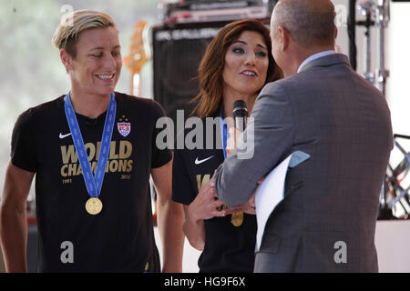 Hope Solo und Abby Wambach von der USWNT erscheinen auf The Today Show für ein Interview mit Matt Lauer. Stockfoto