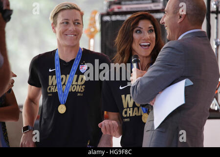 Hope Solo und Abby Wambach von der USWNT erscheinen auf The Today Show für ein Interview mit Matt Lauer. Stockfoto