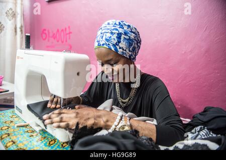 Islamische Mode Afrika Uganda weiblichen Schneider muslimischen Nähen Frau Schneiderei Frauen Eid Kleinunternehmen Jugend Kleidung Unternehmer Kampala Stockfoto