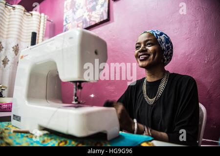 Schneider und Modeschöpfer macht Kleidung vor dem islamischen Festival von Eid in Kampala, Uganda Stockfoto