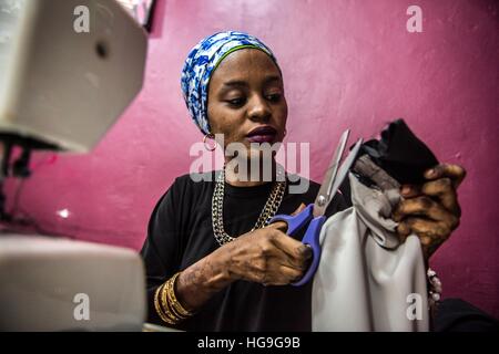 Schneider und Modeschöpfer macht Kleidung vor dem islamischen Festival von Eid in Kampala, Uganda Stockfoto