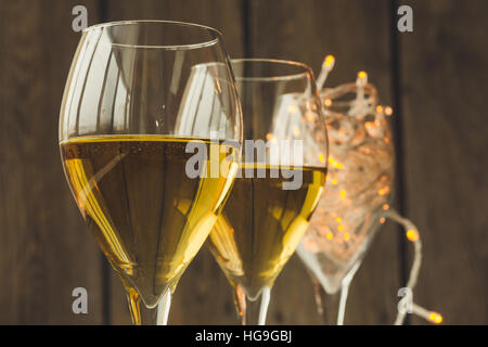 Zwei Gläser Wein und Lichterketten selektiven Fokus Stockfoto