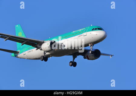 Aer Lingus Airbus A320-214 EI-DER Landung am Flughafen Heathrow, London Stockfoto