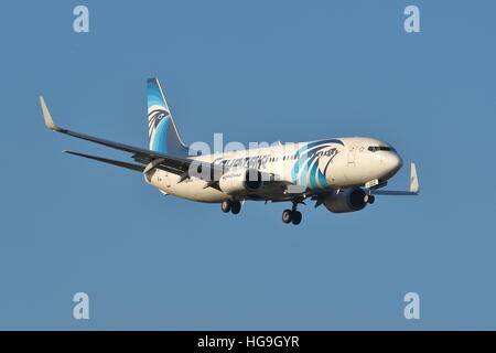 EgyptAir Boeing 737-800 SU-GDZ Annäherung an London Heathrow Airport, Großbritannien Stockfoto