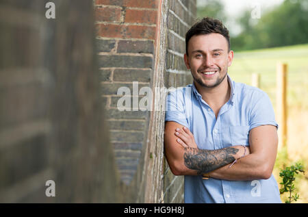 Sänger, posiert Songwriter Jamie Mathias mit seiner Gitarre für ein Shooting an der Ouse Valley-Viadukt, Sussex, UK. Stockfoto