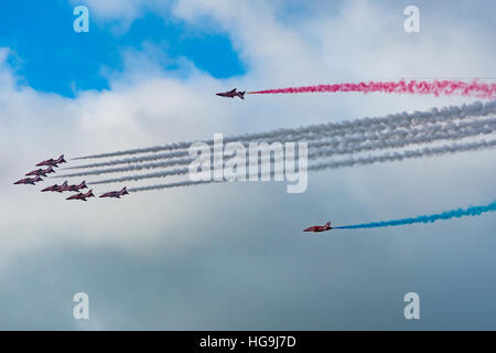 Die Red Arrows, die Durchführung der Tornado-Manöver auf der 2016 Rhyl Air Show Stockfoto