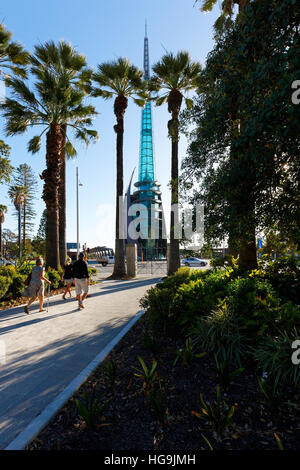 Swan Bell Tower gesehen vom Supreme Court Gardens, Elizabeth Quay, Perth, Western Australia. Stockfoto