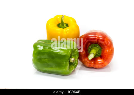 bunte Paprika auf weißem Hintergrund, frisches Gemüse Paprika oder Paprika Stockfoto