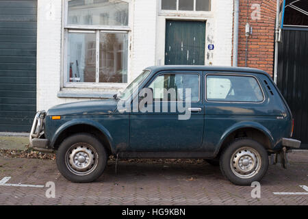 Blau 4 x 4 parkte Lada Niva vor einem Fachwerkhaus in Amersfoort Stockfoto