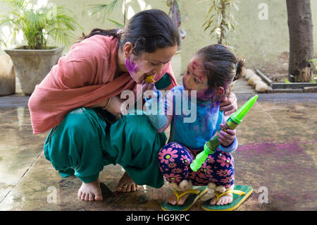 Mutter und Tochter feiern Holi, das Fest der Farben. Stockfoto