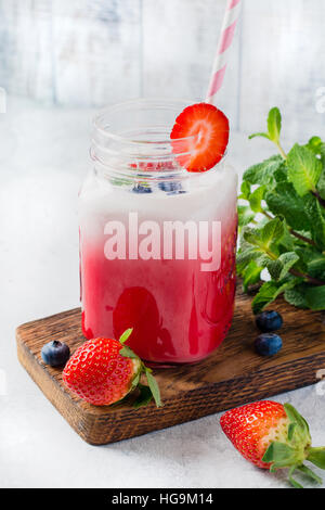 Erdbeer Smoothie in Glas mit cocktail Rohr für Trinkwasser. Kalter Sommer Erfrischungsgetränk Stockfoto