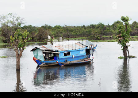 Die Sangkhae - Sangker River Battambang Provinz Cambodia.The Tonle Sap Frischwasser See (reichsten See zum Angeln in der Welt) fließt in den Mekong in Phnom Penh.  Die kambodschanische Bevölkerung hat auch für das einzigartige Ökosystem des Sees mit schwimmenden angepasst (Fischer-Fischerei) Dörfer und gestelzt Häuser. Stockfoto