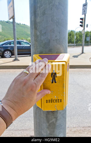 Aktivierung der Fußgängerüberweg Stockfoto