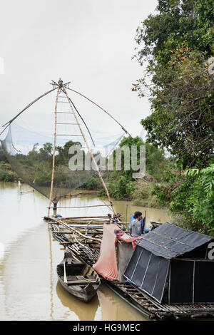 Die Sangkhae - Sangker River Battambang Provinz Cambodia.The Tonle Sap Frischwasser See (reichsten See zum Angeln in der Welt) fließt in den Mekong in Phnom Penh.  Die kambodschanische Bevölkerung hat auch für das einzigartige Ökosystem des Sees mit schwimmenden angepasst (Fischer-Fischerei) Dörfer und gestelzt Häuser. Stockfoto