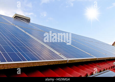 Dach eines Hauses mit Solarzellen Stockfoto