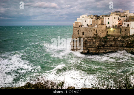 Polignano a Mare, das erstaunliche Dorf auf den Felsen entlang der Küste in Apulien, Süditalien Stockfoto