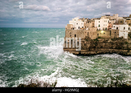 Polignano a Mare, das erstaunliche Dorf auf den Felsen entlang der Küste in Apulien, Süditalien Stockfoto