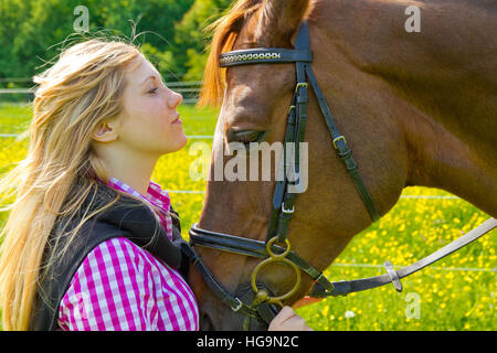 Junge Frau liebt ihr Pferd Stockfoto