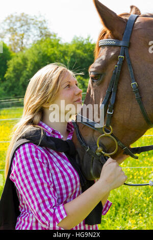 Junge Frau und ihr Pferd Stockfoto