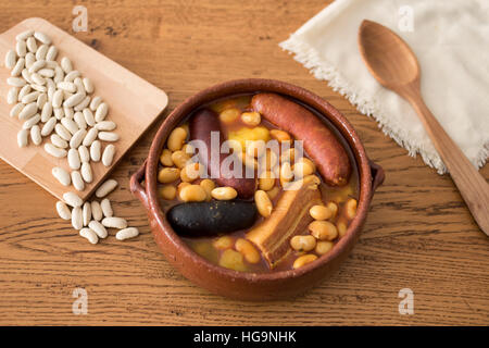 Fabada Asturiana (asturischen Bohneneintopf mit Speck, Wurst und Blutwurst) Stockfoto