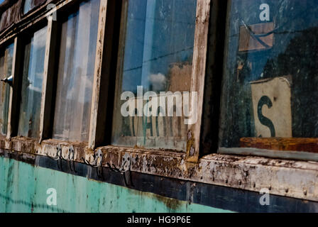 Alte rostige Schulbus Stockfoto