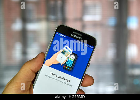 MONTREAL, Kanada - 23. Dezember 2016: NFC android Zahlungsantrag auf Samsung S7-Bildschirm. Stockfoto