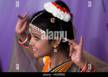 Gekleidet in traditionellen asiatischen Kleid Mädchen führen bei einer kulturellen Veranstaltung. Stockfoto