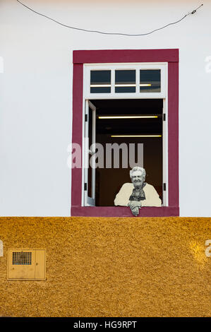 Brasilianer, schwarz-weißes Ausschnittbrett einer brasilianischen Seniorin, die an einem Fenster in Sao Luiz do Paraitinga, Sao Paulo, Brasilien ruht. Stockfoto