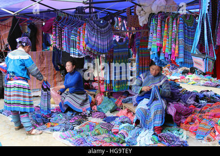 Flower Hmong Damen verkaufen Kleidung am Markt von Bac Ha Stockfoto