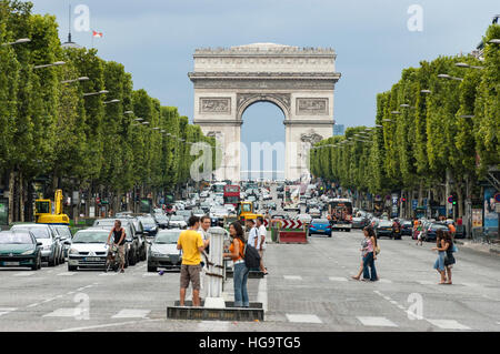 Französische Ikonen, Frontansicht auf Arc de Triomphe, Triumphbogen, von der Avenue des Champs-Elysees aus gesehen mit einer Menge Touristen Stockfoto