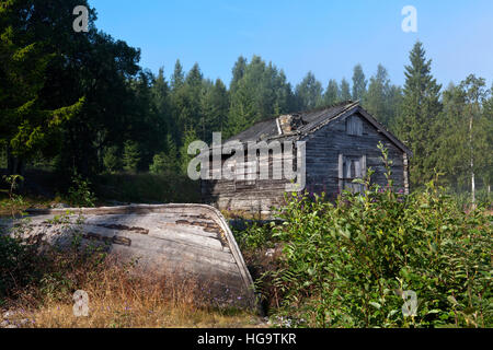 Alte hölzerne Lager, Scheunen, Schuppen am Ufer. Nebligen Morgen am Meer. Wooden boat Diesseits. Stockfoto
