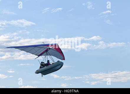 OSTSEE, SCHWEDEN AM 25. JULI 2013. Blick auf eine in der Luft Flugboot, Fly-Boot über das Meer. Unbekannter Pilot. Redaktionelle Nutzung. Stockfoto