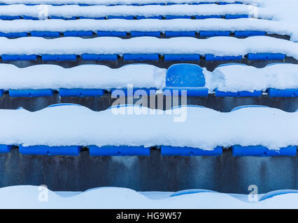 Die alten Kunststoff Sitze in einem verlassenen Stadion Stockfoto