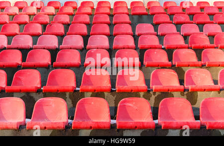 Die alten Kunststoff Sitze in einem verlassenen Stadion Stockfoto