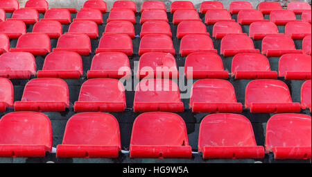 Die alten Kunststoff Sitze in einem verlassenen Stadion Stockfoto