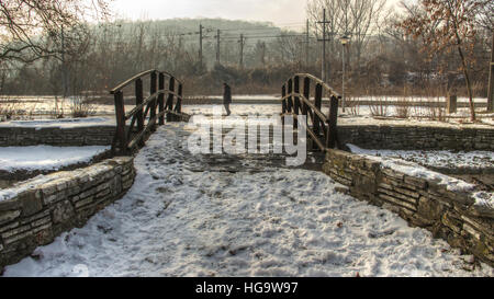 Belgrad, Serbien - hölzerne Fußgängerbrücke in Topcider Park im winter Stockfoto