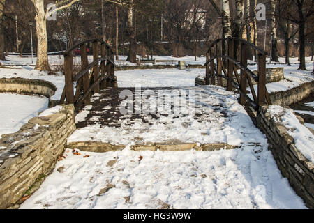 Belgrad, Serbien - hölzerne Fußgängerbrücke in Topcider Park im winter Stockfoto