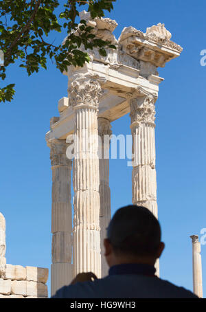 Ruinen des antiken Pergamon über Bergama, Provinz Izmir, Türkei.  Besucher in den Tempel des Trajan. Stockfoto