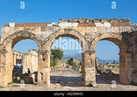 Hierapolis, Provinz Denizli, Türkei.  Ruinen der antiken Stadt.  Die nördlichen Roman Gate, auch bekannt als das Domitian Tor oder Domitian Bogen, oder die Stockfoto