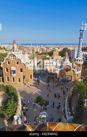 Barcelona, Spanien.  Pavillons am Eingang zum Parc Güell. Park Güell von Antoni Gaudi entworfen wurde und ist ein UNESCO-Weltkulturerbe. Stockfoto