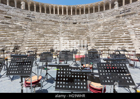 Aspendos, Provinz Antalya, Türkei.  Das römische Theater, die noch in Gebrauch ist.  Orchestrale Ausrüstung in Vorbereitung für eine Aufführung auf der Bühne. Stockfoto