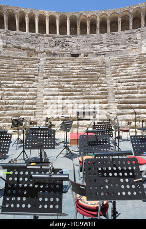 Aspendos, Provinz Antalya, Türkei.  Das römische Theater, die noch in Gebrauch ist.  Orchestrale Ausrüstung in Vorbereitung für eine Aufführung auf der Bühne. Stockfoto