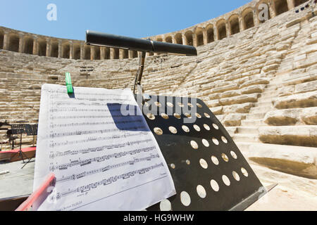 Aspendos, Provinz Antalya, Türkei.  Das römische Theater, die noch in Gebrauch ist.  Orchestrale Ausrüstung in Vorbereitung für eine Aufführung auf der Bühne. Stockfoto
